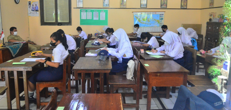 Soal Bahasa Indonesia kelas 9 semester 2 Tentang Memberi Tanggapan dengan Santun